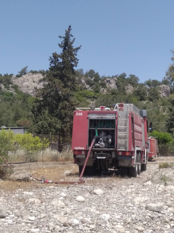 Πυρκαγιά σε γκαράζ με οχήματα και μοτοποδήλατα στις Καλυθιές Ρόδου (Φωτό)