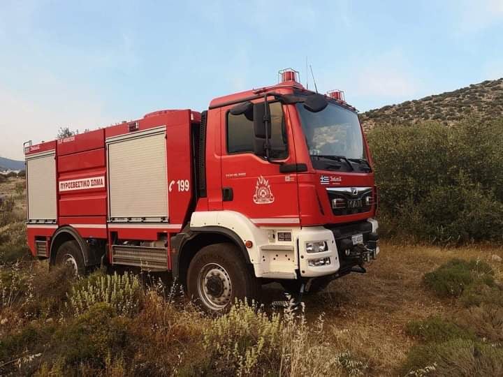 Πυρκαγιά σε χορτολιβαδική έκταση στην Άνω Γλυφάδα (Φωτό)