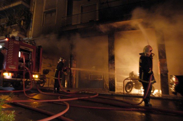 Πυρκαγιά σε καφετέρια σε εξέλιξη στο Περιστέρι Αττικής