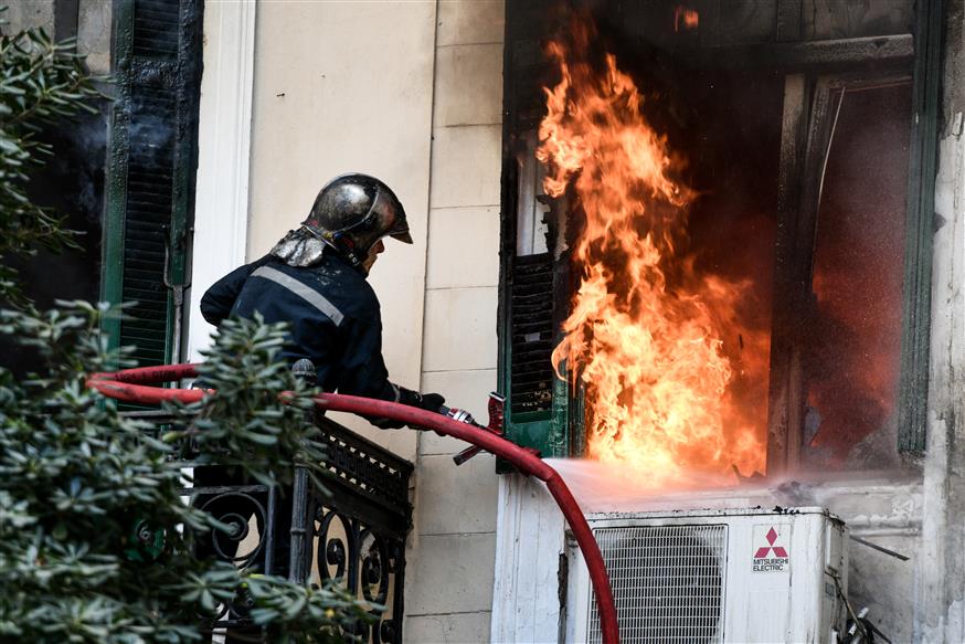 Πυρκαγιά ΤΩΡΑ σε εγκαταλελειμμένο κτίριο στην Αθήνα