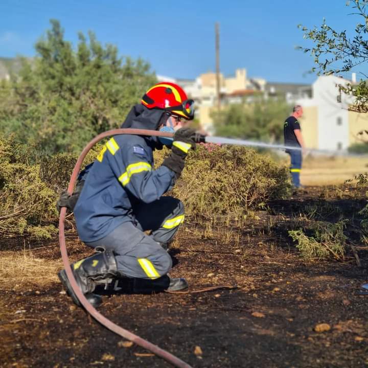 Πυρκαγιά εν υπαίθρω σε εξέλιξη στην Γλυφάδα Αττικής (Φωτό)