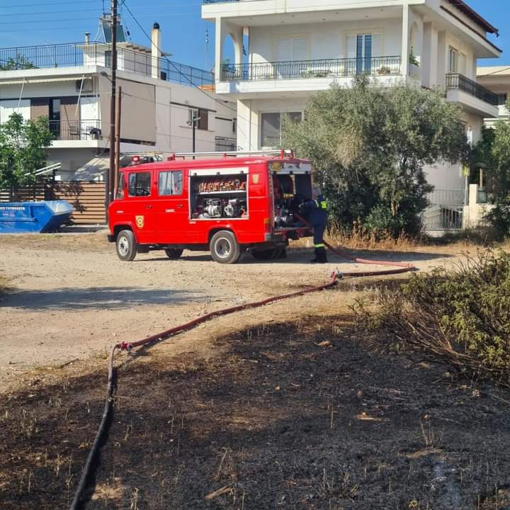 Πυρκαγιά εν υπαίθρω σε εξέλιξη στην Γλυφάδα Αττικής (Φωτό)