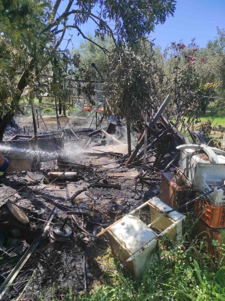 Πυρκαγιά σε αποθήκη στη Μπούκα Αμφιλοχίας (Φωτό)