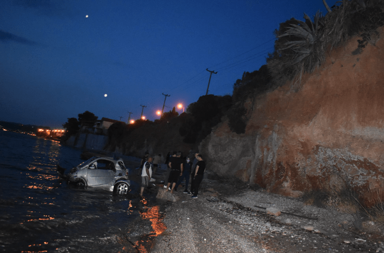 Τροχαίο στη Σαλαμίνα: Αυτοκίνητο έπεσε στη θάλασσα από ύψος 20 μέτρων (Φωτό)