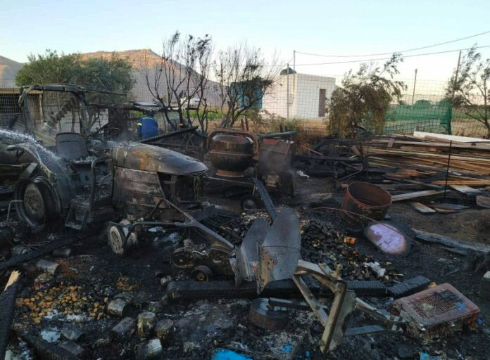 Πυρκαγιά σε υπαίθριο χώρο αποθήκευσης μηχανημάτων στην Σαντορίνη