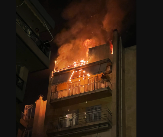 Πυρκαγιά σε διαμέρισμα στους Αμπελόκηπους Αττικής - Συναγερμός στην Πυροσβεστική (Φωτό)