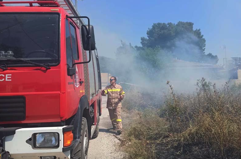 Πυρκαγιά σε ξερά χόρτα στην Αρτέμιδα Αττικής (Φωτό)