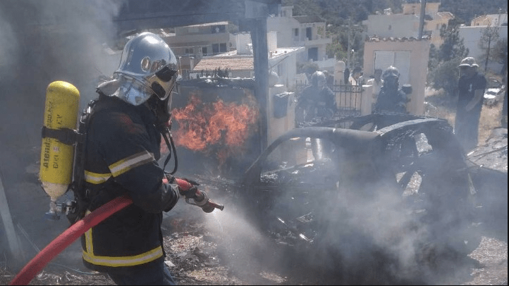 Πυρκαγιά σε γκαράζ με οχήματα και μοτοποδήλατα στις Καλυθιές Ρόδου (Φωτό)