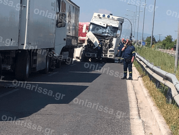 Σοβαρό τροχαίο με 4 νταλίκες στη Λάρισα – Εγκλωβίστηκε οδηγός (Φωτό)