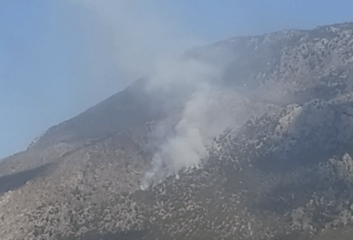 Μεγάλη πυρκαγιά σε δασική έκταση στο Λουτράκι - Συναγερμός στην Πυροσβεστική (Βίντεο)