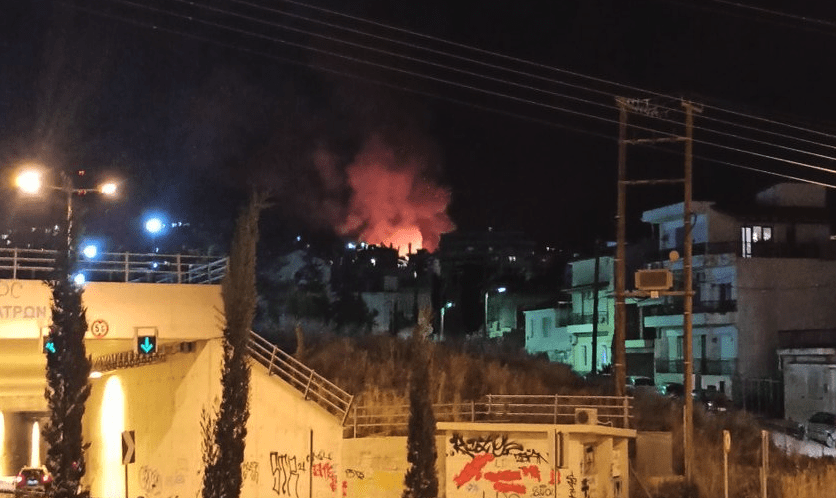 Πυρκαγιά ΤΩΡΑ στην Αρόη Πάτρας: Καίει κοντά σε σπίτια (Φωτό)