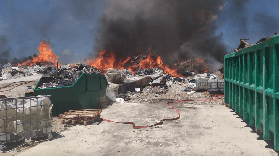 Πυρκαγιά σε εξέλιξη σε ανοιχτό χώρο ανακύκλωσης έξω από τη Λάρισα (Φωτό)