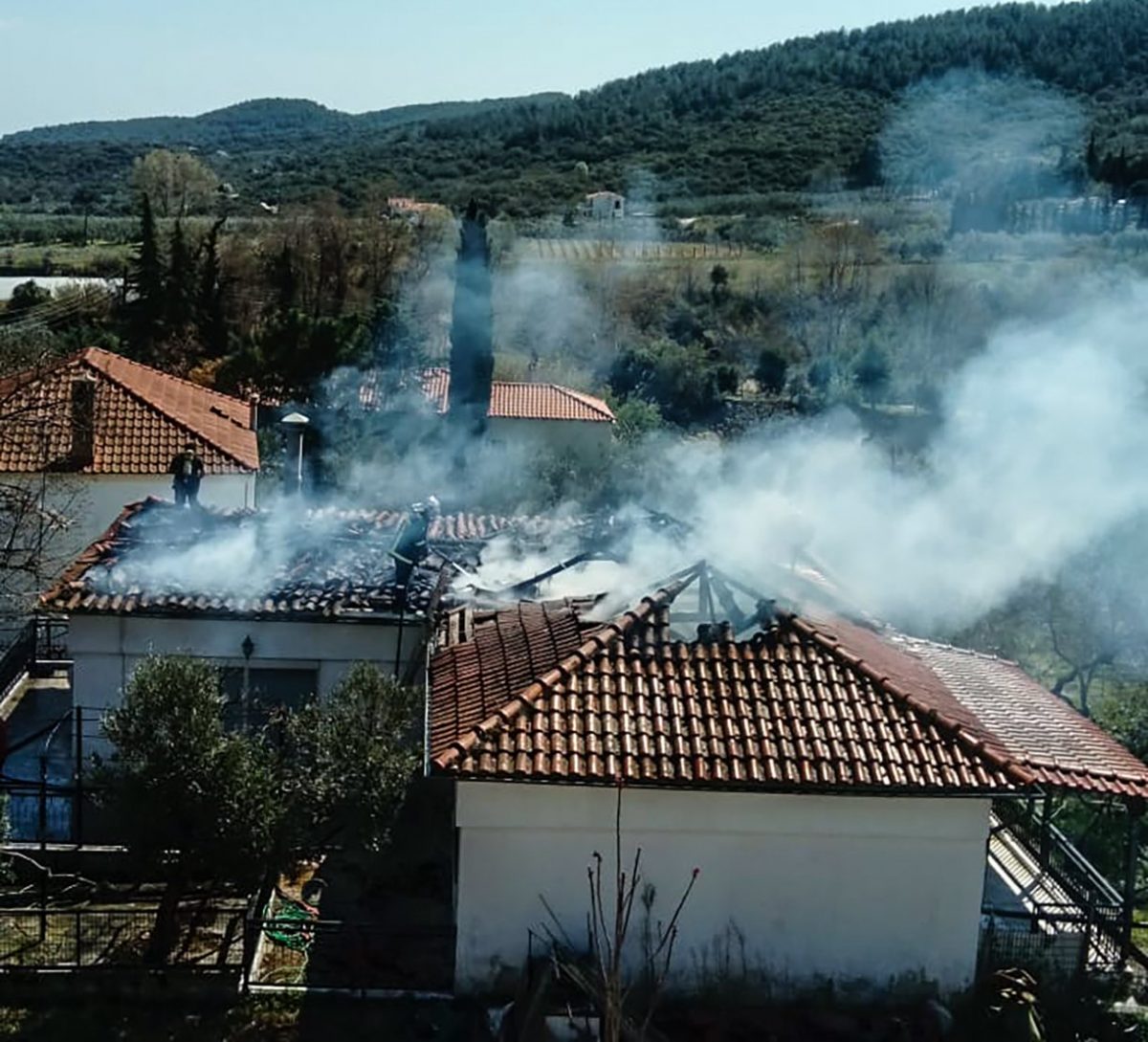 Λάρισα: Πυρκαγιά σε στέγη σπιτιού στο Βρυότοπο