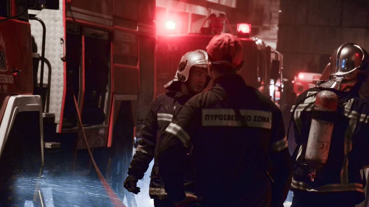 Πυρκαγιά σε διαμέρισμα πολυκατοικίας επί της οδού Λιοσίων - Άτομο ανασύρθηκε χωρίς τις αισθήσεις του