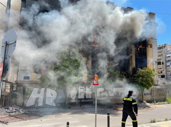 Σε εξέλιξη πυρκαγιά σε εγκαταλελειμμένο κτίριο στην Αθήνα