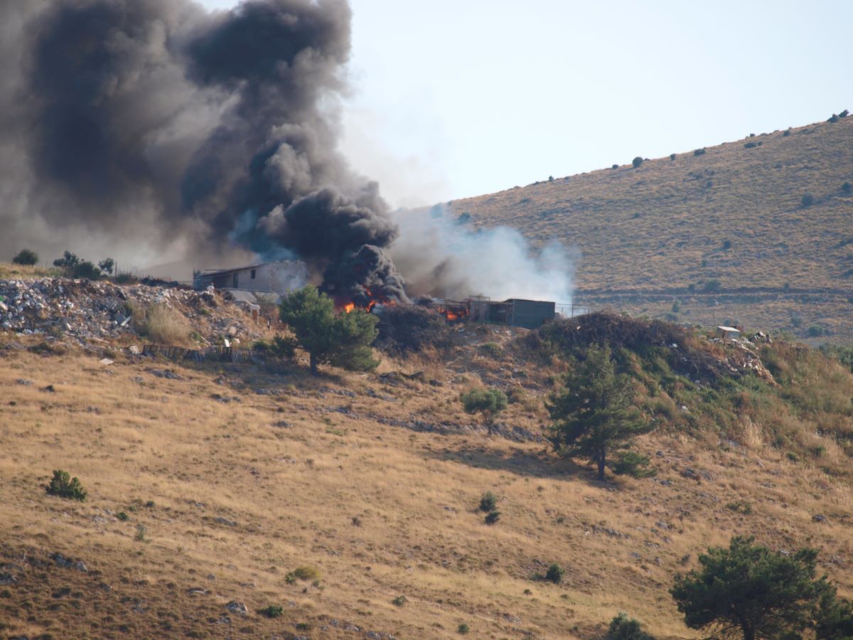 Πυρκαγιά σε οικοπεδικό χώρο στο Πανθεσσαλικό στον Βόλο
