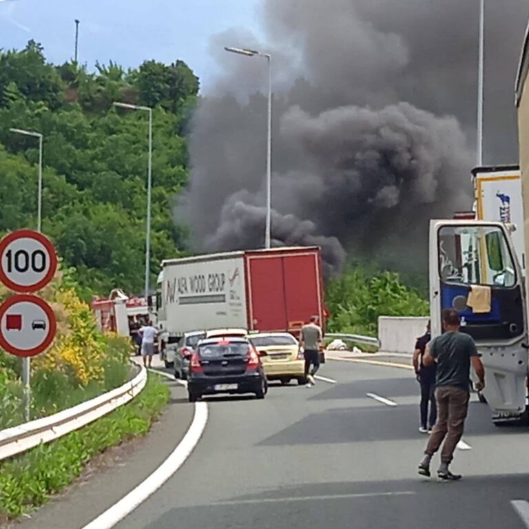 Πυρκαγιά σε αυτοκίνητο στην Εγνατία οδό στο δρόμο Βέροια – Κοζάνη (φωτο)
