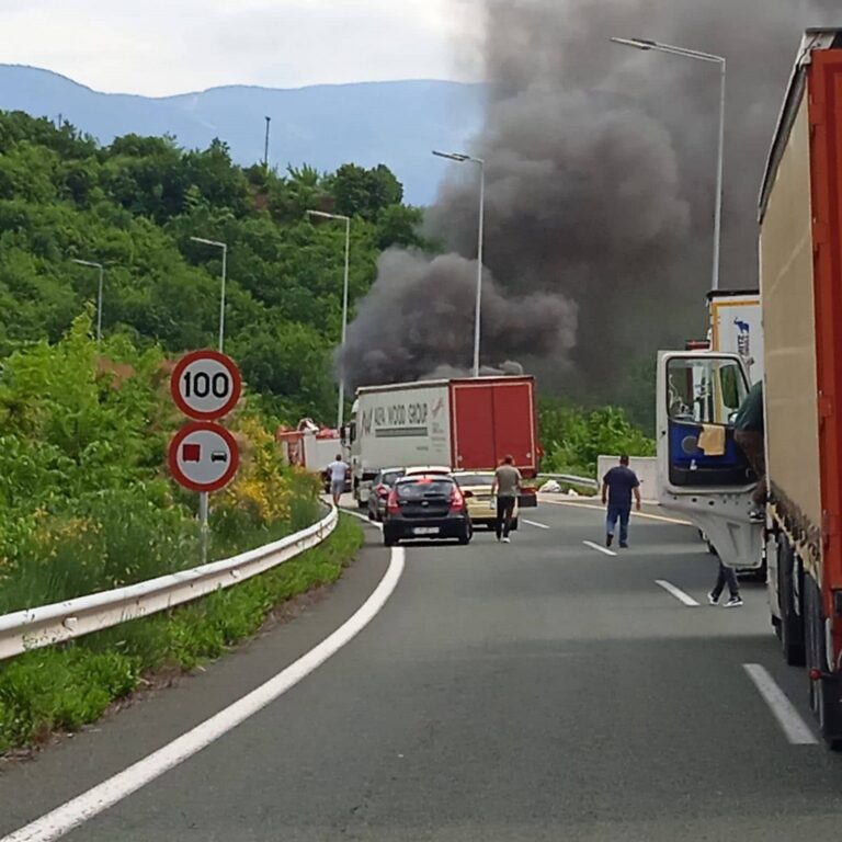 Πυρκαγιά σε αυτοκίνητο στην Εγνατία οδό στο δρόμο Βέροια – Κοζάνη (φωτο)