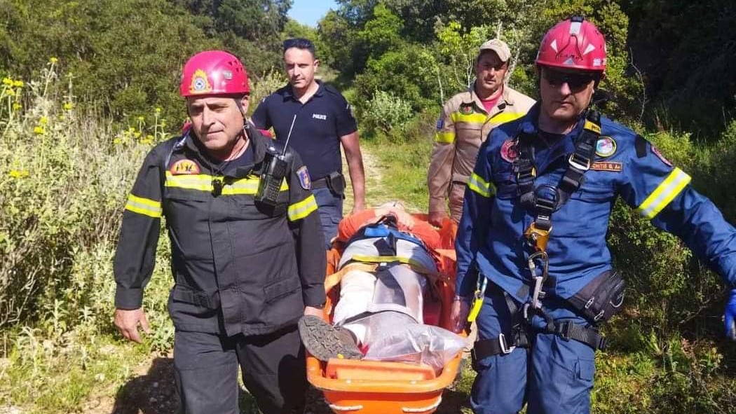 Διάσωση τουρίστριας από την πυροσβεστική στην Κέρκυρα (Φωτό)