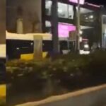 Ατύχημα το βράδυ στην Παλλήνη: Λεωφορείο ξέφυγε της πορείας του και «καρφώθηκε» σε κατάστημα (Φωτό)