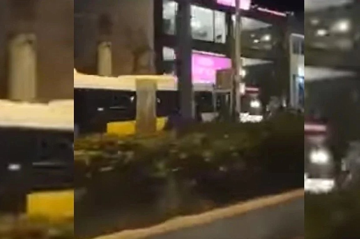 Ατύχημα το βράδυ στην Παλλήνη: Λεωφορείο ξέφυγε της πορείας του και «καρφώθηκε» σε κατάστημα (Φωτό)