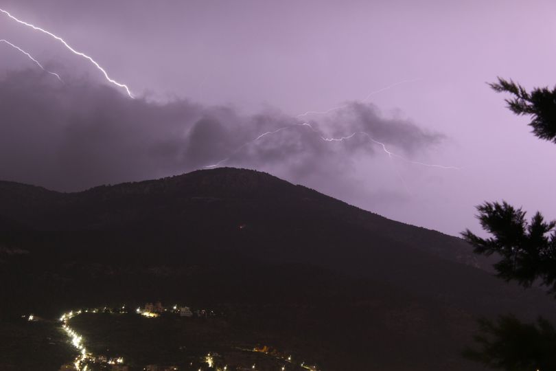 Πυρκαγιά σε δασική έκταση στην Φυλη Αττικής