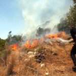 Πυρκαγιά σε ξερά χόρτα στην περιοχή Γαλήνη στην Αρτέμιδα Αττικής