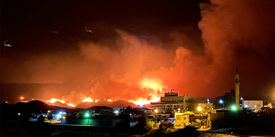 Μαίνεται η πυρκαγιά στα κατεχόμενα – Εκκενώνονται κι άλλα χωριά