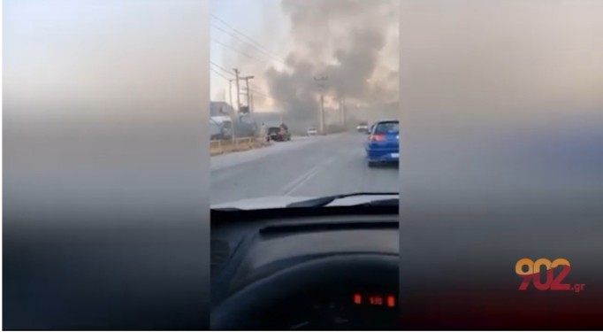 Υπό έλεγχο τέθηκε η πυρκαγιά σε βιομηχανικό χώρο στην Μαγούλα Αττικής (Bίντεο)