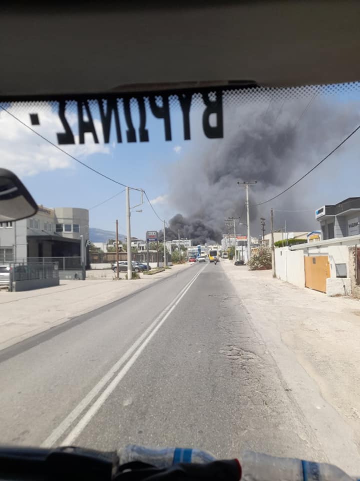 Μεγάλη πυρκαγιά σε εργοστάσιο επί της οδού Σχινών στο Μενίδι (Βίντεο & Φωτό)