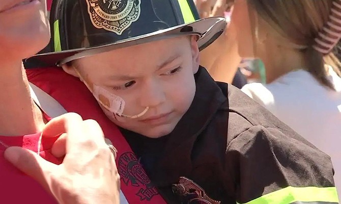 4χρονο αγοράκι με καρκίνο έγινε πυροσβέστης για μία μέρα