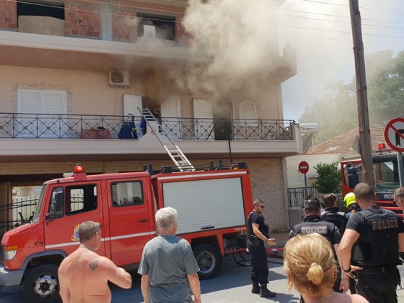 Πυρκαγιά σε διαμέρισμα στη Λάρισα (Φωτό)