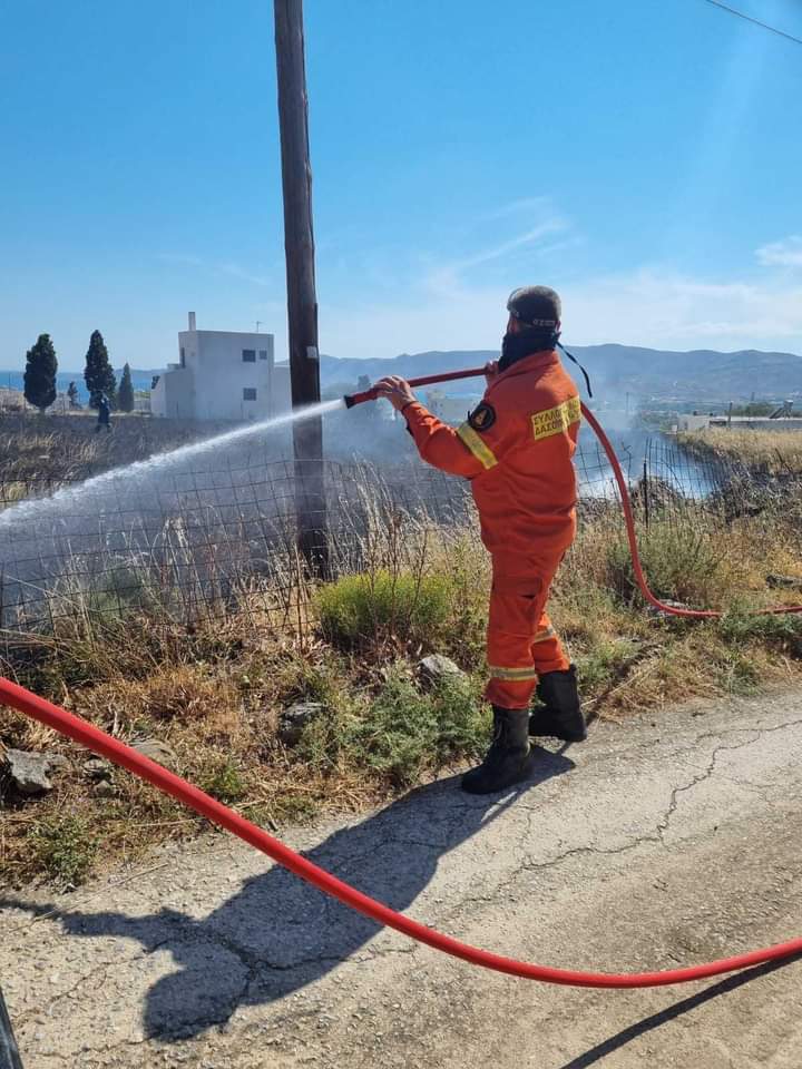 Πυρκαγιά σε οικόπεδικο χώρο στην Κάρυστο (Φωτό)