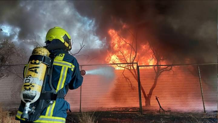 Μεγάλη δύναμη της Πυροσβεστικής επιχειρούν στην πυρκαγιά στο εργοστάσιο στις Αχαρνές Αττικής