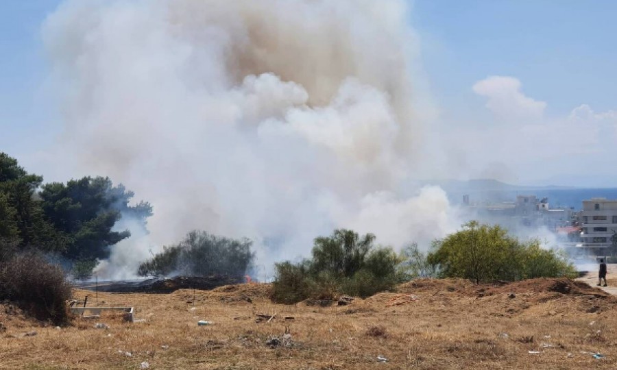 Πυρκαγιά σε χαμηλή βλάστηση εντός οικοπεδικού χώρου στο Πανόραμα Βούλας (Φωτό)