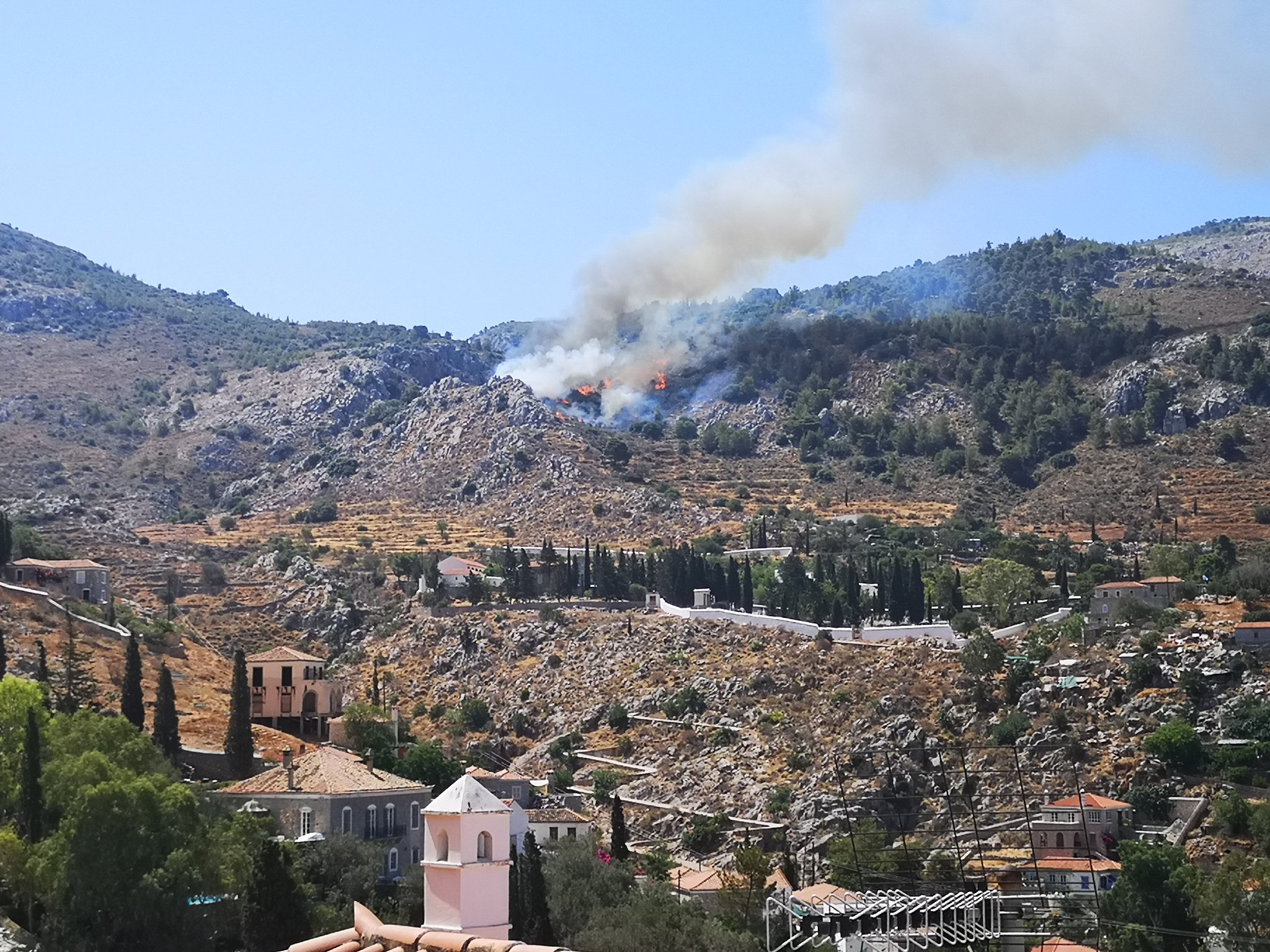 Σε εξέλιξη πυρκαγιά σε δασική έκταση στον Άγιο Κωνσταντίνο Ύδρας (Φωτό)