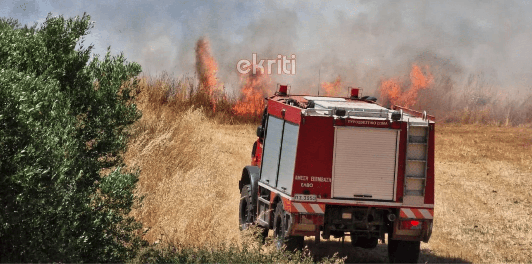 Πυρκαγιά σε χορτολιβαδική έκταση στο Ροτάσι του Ηρακλείου Κρήτης (Φωτό)