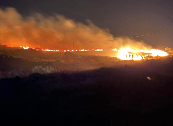 Σε εξέλιξη μεγάλη πυρκαγιά στην Πάρο – Καίει σε δύσβατη περιοχή (Φωτό)