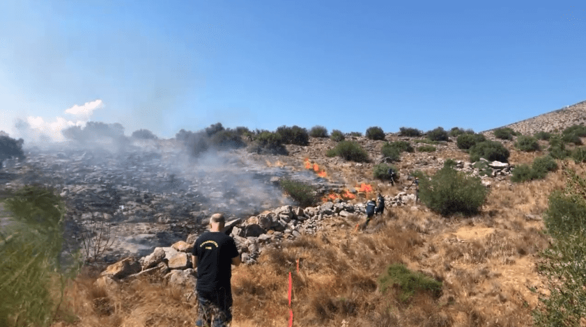 Πυρκαγιά σε δασική έκταση στη Γλυφάδα (Βίντεο)