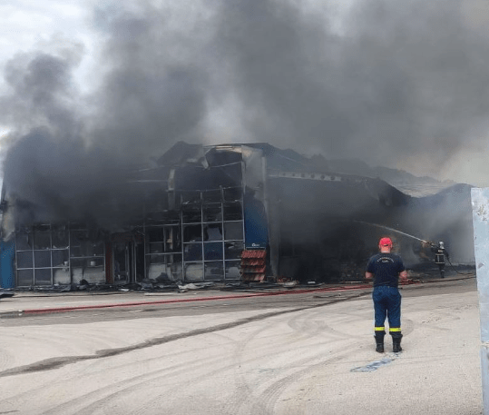 Μεγάλη πυρκαγιά σε επιχείρηση οικοδομικών υλικών στα περίχωρα της Πτολεμαϊδας (Φωτό)