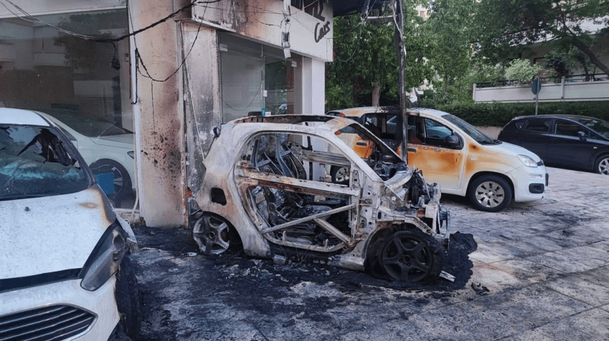 Πυρκαγιά σε έκθεση αυτοκινήτων στο Παλαιό Φάληρο - Κάηκαν τρία ΙΧ