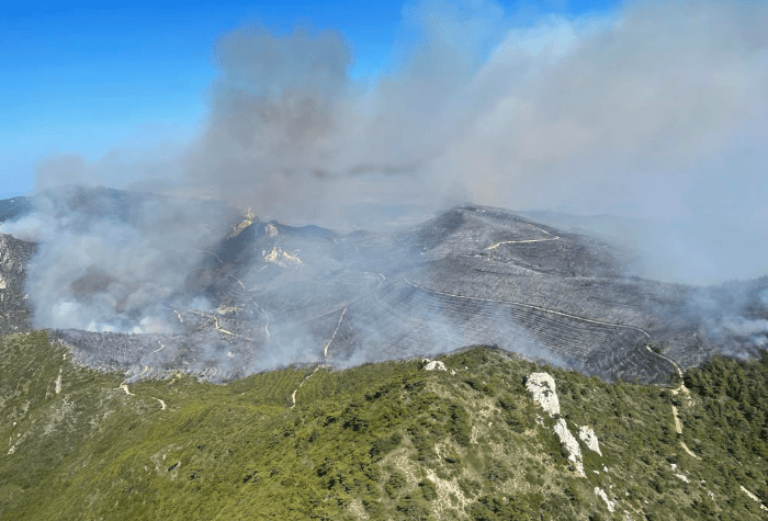 Μαίνεται η μεγάλη πυρκαγιά στα Κατεχόμενα - Αεροσκάφη στέλνει η Κύπρος