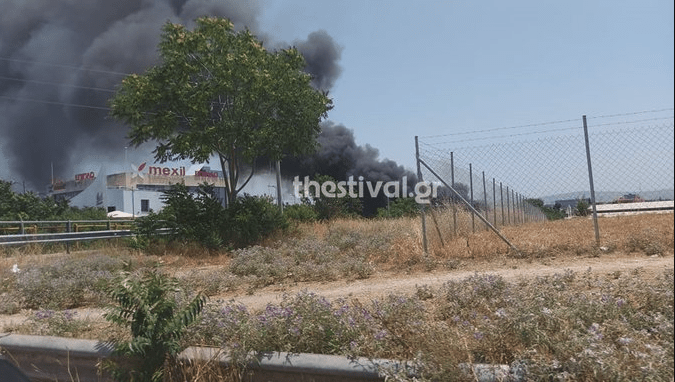 Σε εξέλιξη πυρκαγιά σε χαμηλή βλάστηση στην περιοχή Περαία Θεσσαλονίκης (Φωτό)