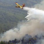 Πυρκαγιά στην Κορινθία: Μοίρασε γλυκά στους πυροσβέστες που έσωσαν το σπίτι της από τις φλόγες