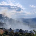 Πυρκαγιά σε ξηρά χόρτα σε ακατοίκητης πολυκατοικίας στο Ίλιον Αττικής