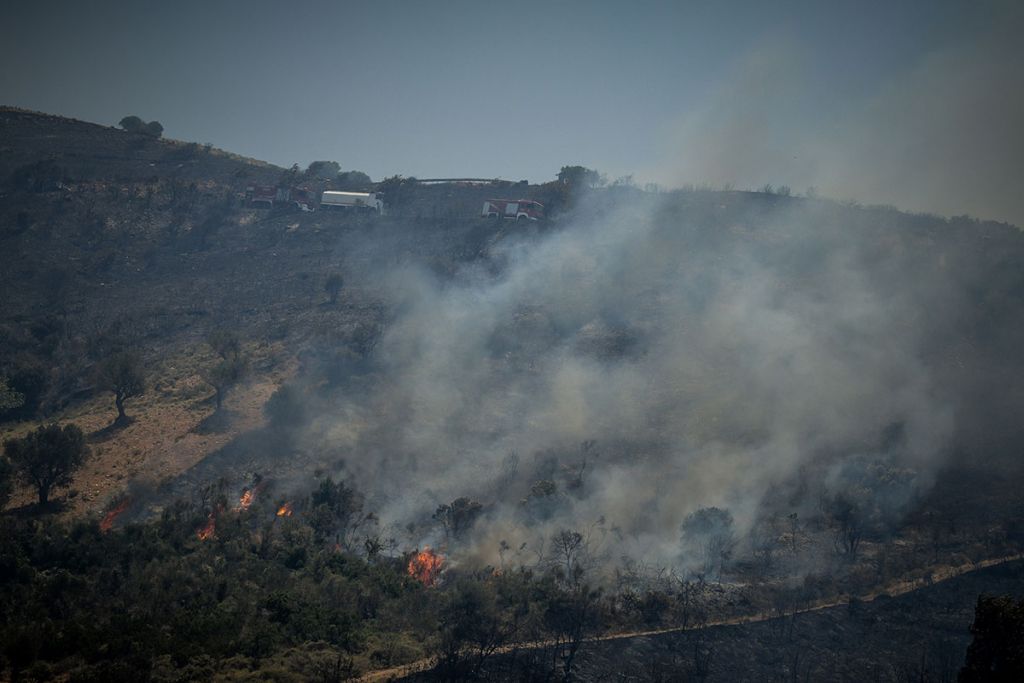 Πυρκαγιά σε εξέλιξη σε χαμηλή βλάστηση στον Ασπρόπυργο Αττικής