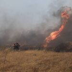 Πυρκαγιά σε εξέλιξη σε οικόπεδικο χώρο στον Άλιμο Αττικής