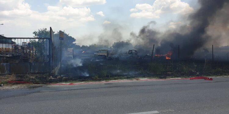 Πυρκαγιά σε μάντρα αυτοκινήτων στην Λάρισα (Φωτό)