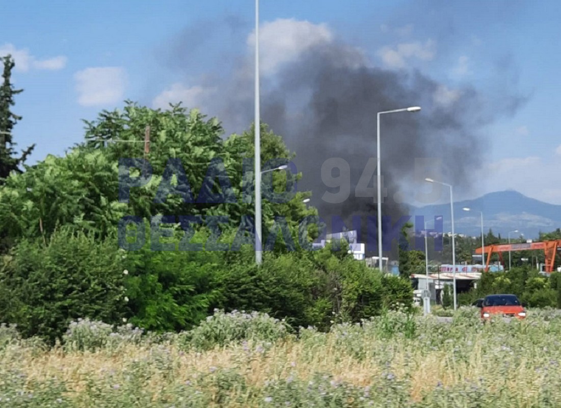 Πυρκαγιά σε φορτηγό εντός συνεργείου στην ανατολική Θεσσαλονίκη (Φωτό)