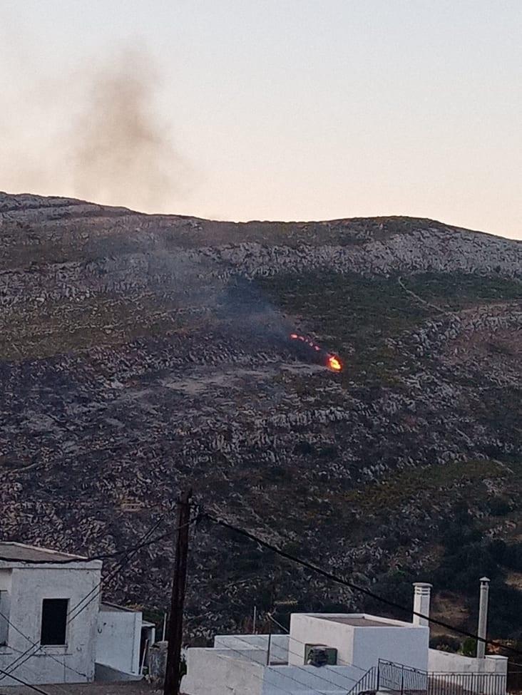 Πυρκαγιά σε εξέλιξη σε χορτολιβαδική έκταση στην Νάξο